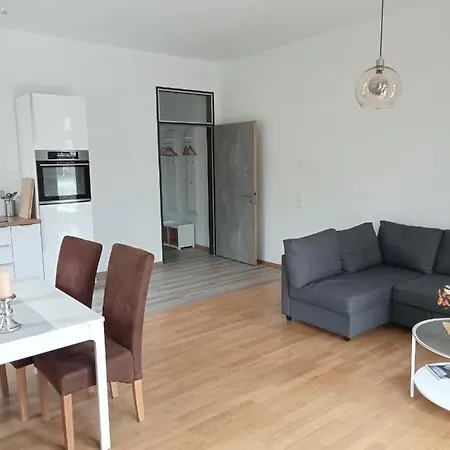Stadtgruen 2, Ruhiges Mit Terrasse Und Kostenlosem Parkplatz, Ideal Fuer Berlin-besucher Lägenhet